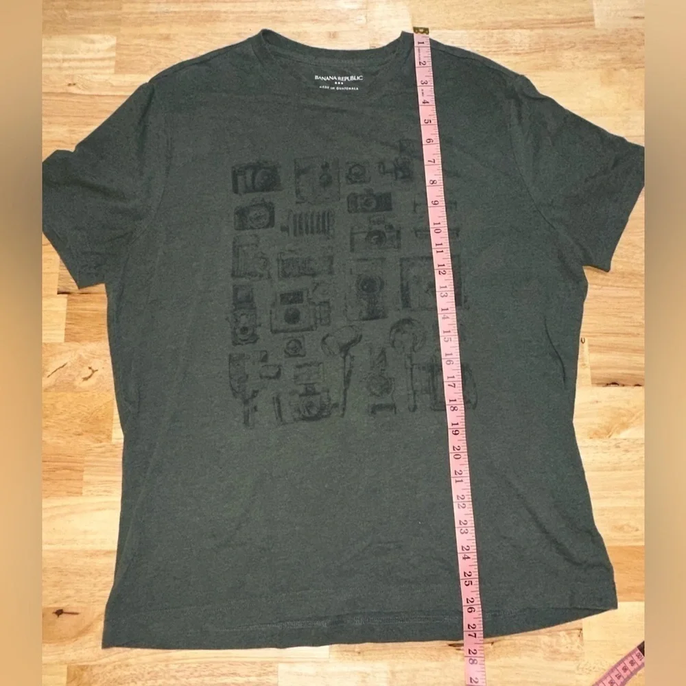 Banana Republic Retro Camera Graphic T-Shirt (Size L)